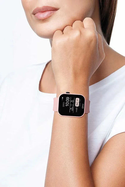 Rosa smartwatch på handleden, liten skärm med klockslag 10:09