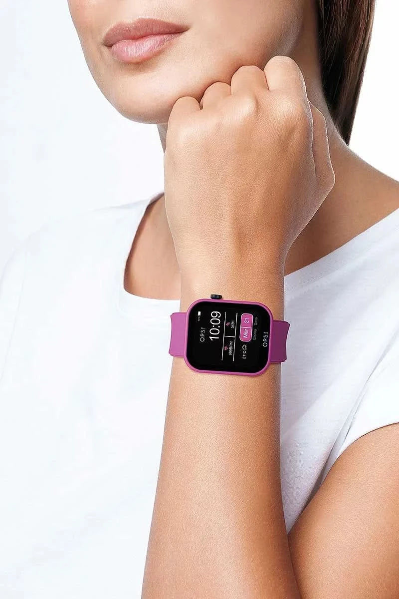 Smartklocka med rosa silikonarmband på handleden, skärm med tiden 10:09