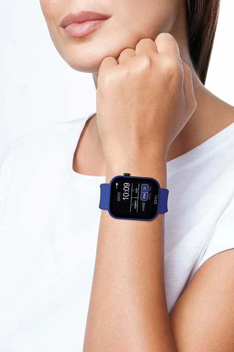Smartklocka på handleden, blått armband och svart display med 10:09