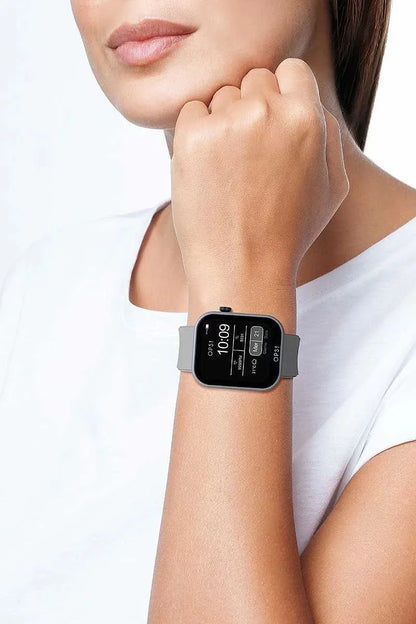 OPS! Smartklocka på handleden med grått armband och mörk display
