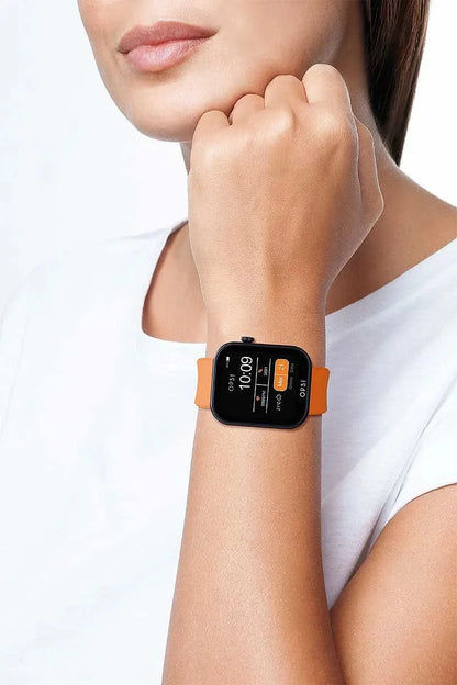 "Unisex-smartklocka på handleden med orange silikonarmband och svart display"