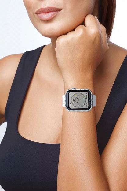 Unisex smartwatch på handleden, vitt armband och strassinfattning