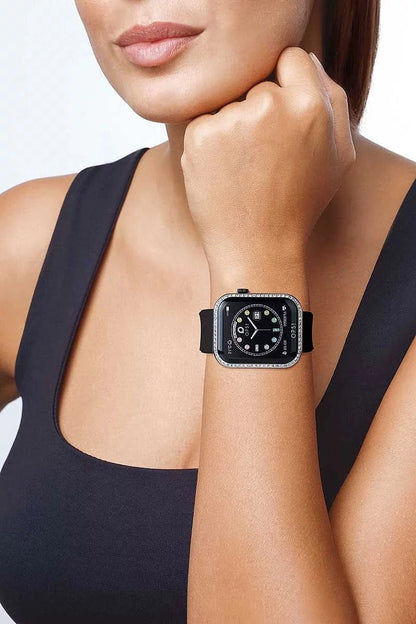 "Smartklocka på handleden med svart armband och rektangulär display"