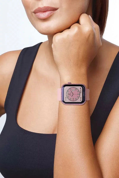 Unisex smartwatch på handleden med fyrkantig urtavla och lila kant