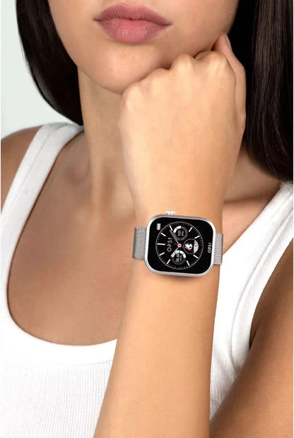 Unisex smartklocka på handleden med silverfärgat rostfritt stål mesh-armband och svart urtavla