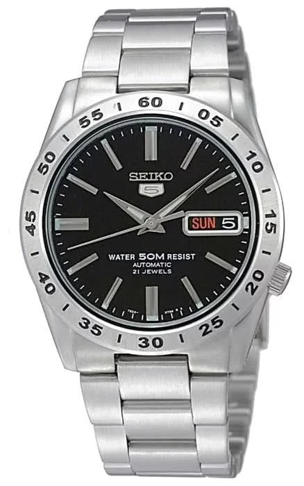 Seiko 5 herrur med svart urtavla, datumvisning och armband i metall