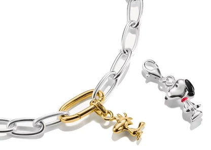 Charmhänge till armband, guldfärgat Snoopy-motiv med silverfärgad berlock