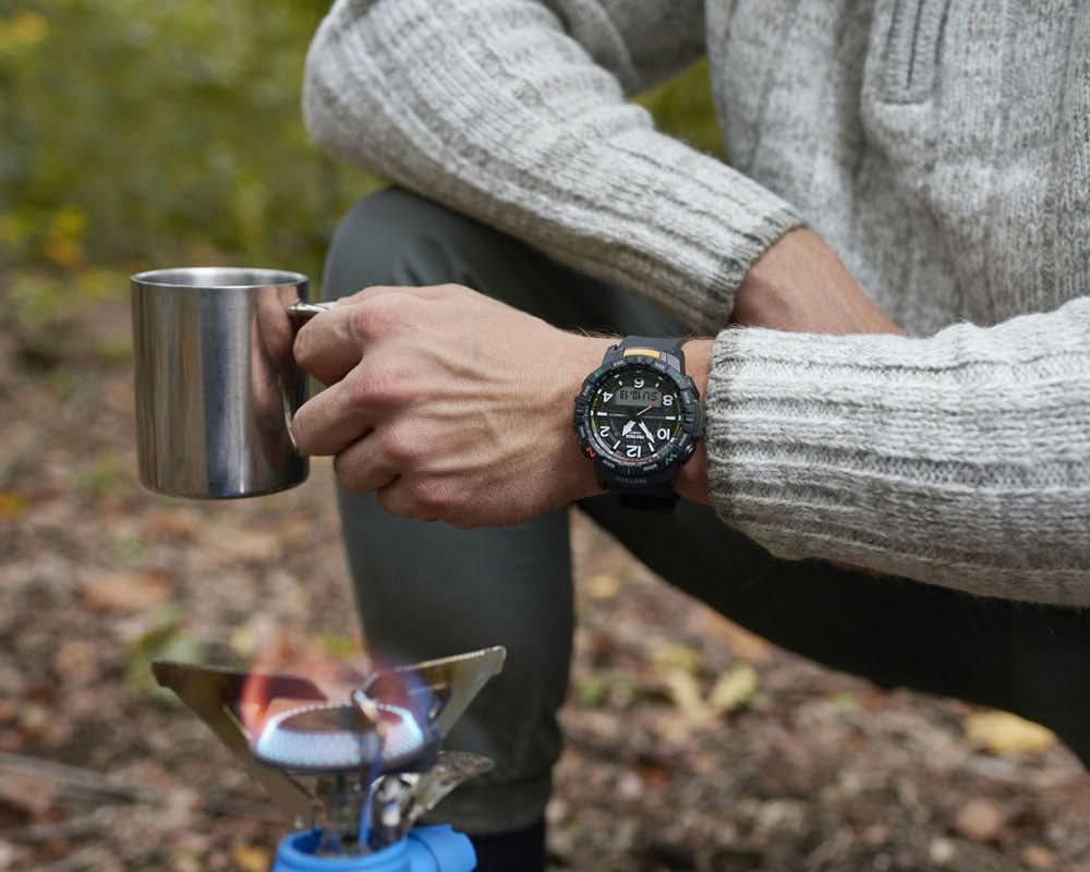 Armbandsur för herrar på handleden med svart rem och lysande markeringar på urtavlan