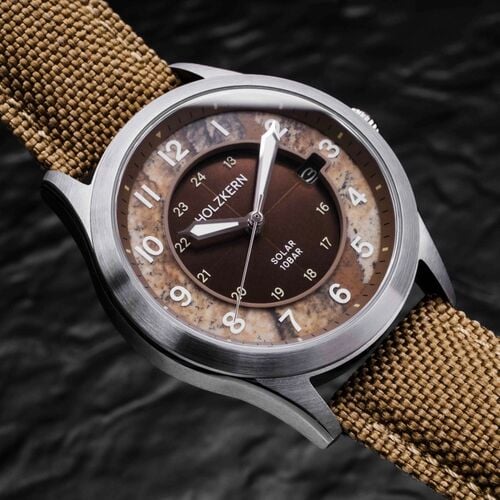 Holzkern Wildlight Solararmbanduhr mit silbernem Gehäuse und braunem Textilband, moosiges Zifferblatt
