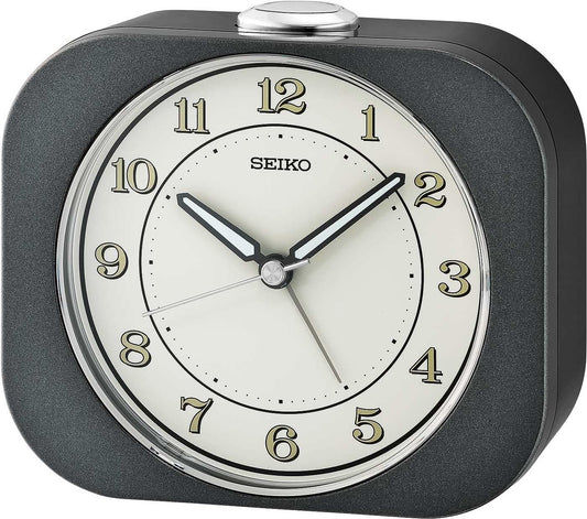 Analog Seiko-väckarklocka med rund vit urtavla och mörkt plasthölje