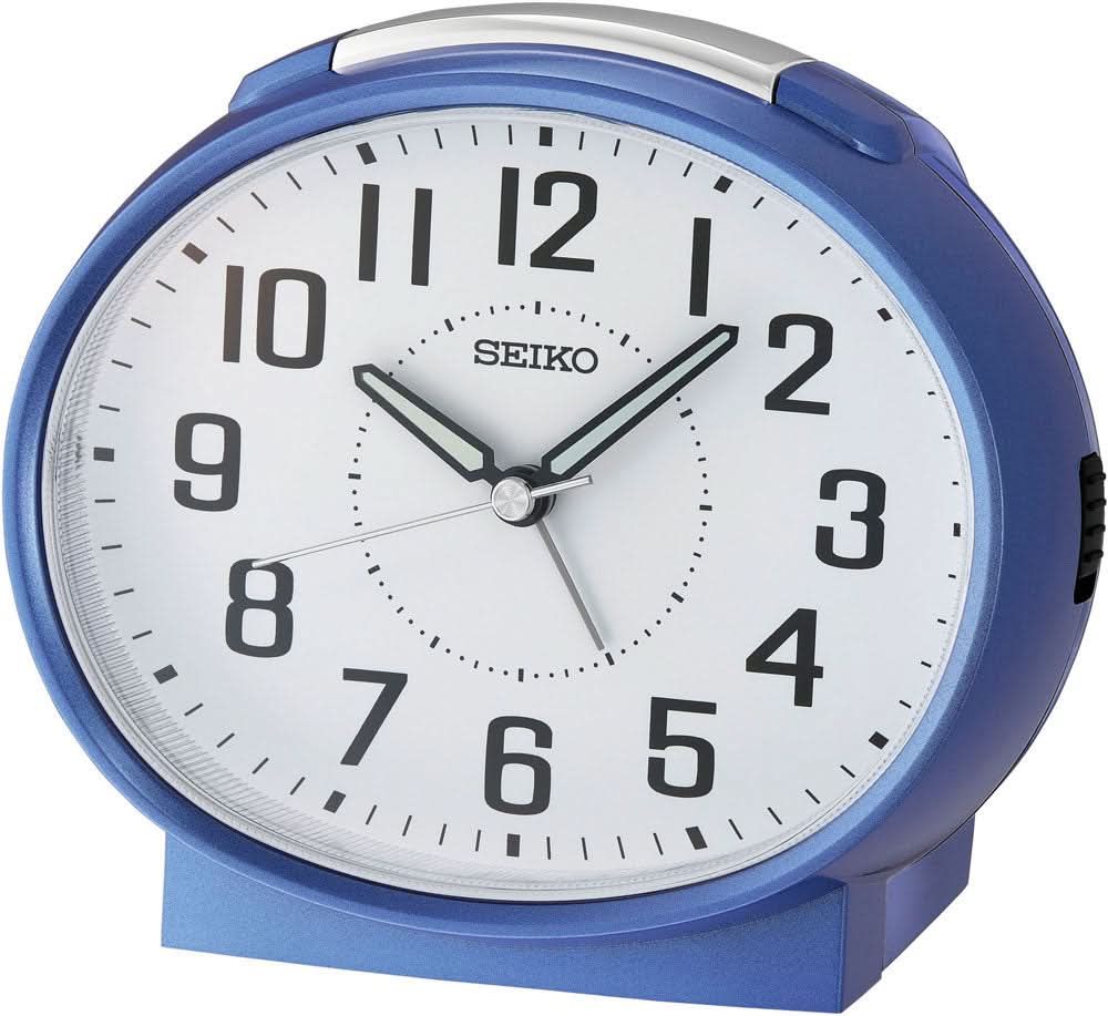 Blå analog väckarklocka i plast med vit urtavla, svarta visare och SEIKO