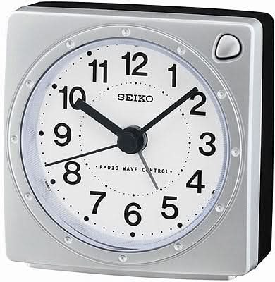 Seiko radiostyrd väckarklocka med analog urtavla, svarta visare och snooze-knapp, ljusgrått hölje