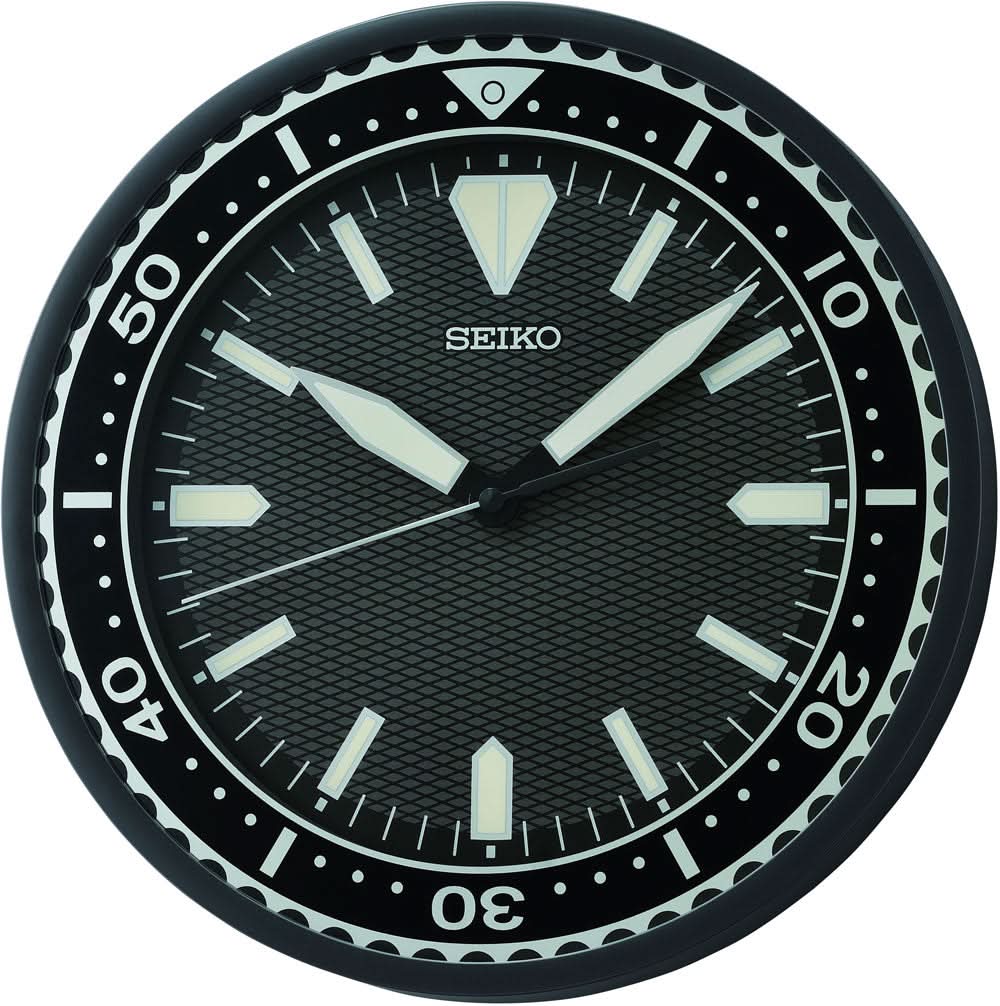 Väggklocka med svart urtavla, vita markeringar och SEIKO-logotyp, silverfärgade visare