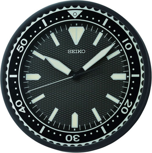 Väggklocka med svart urtavla, vita markeringar och SEIKO-logotyp, silverfärgade visare