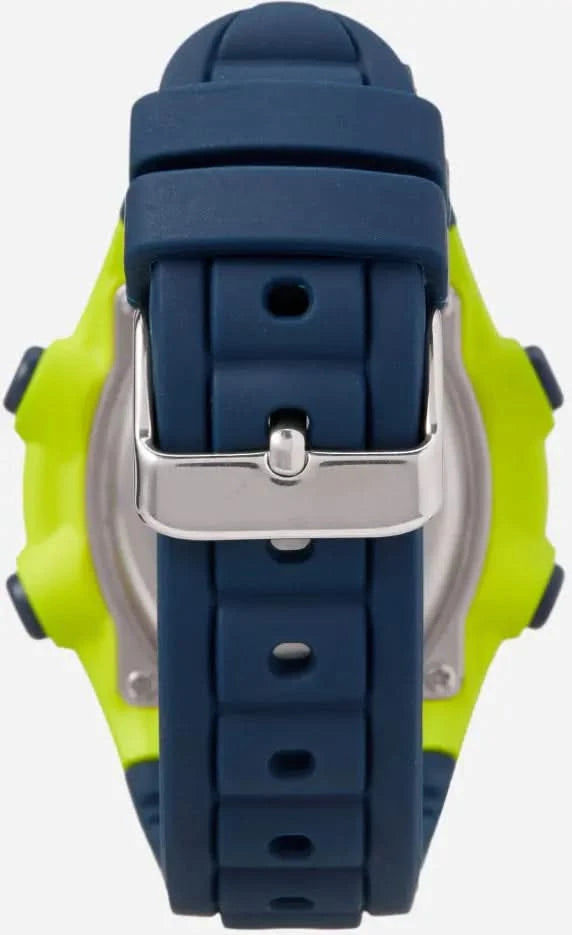 Digital herrklocka med blått armband, silverfärgat spänne och synliga fäststift