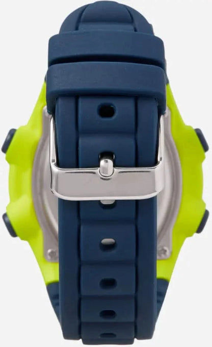 Digital herrklocka med blått armband, silverfärgat spänne och synliga fäststift