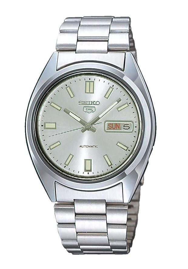 Seiko 5 Herrenarmbanduhr mit silbernem Edelstahlband, weißem Zifferblatt, grünen Indizes, Datum