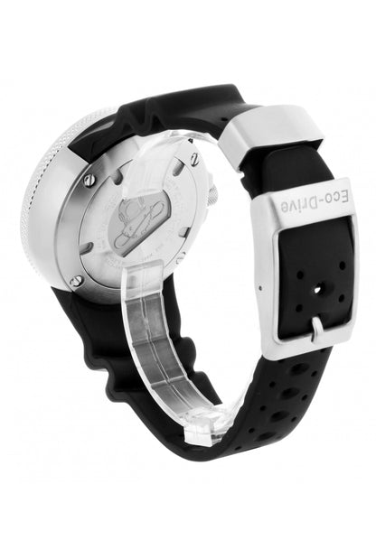 Rückseite einer Herrenuhr mit silbernem Edelstahlboden und schwarzem Kautschukband