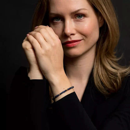 Armband med blå pärlor runt handleden