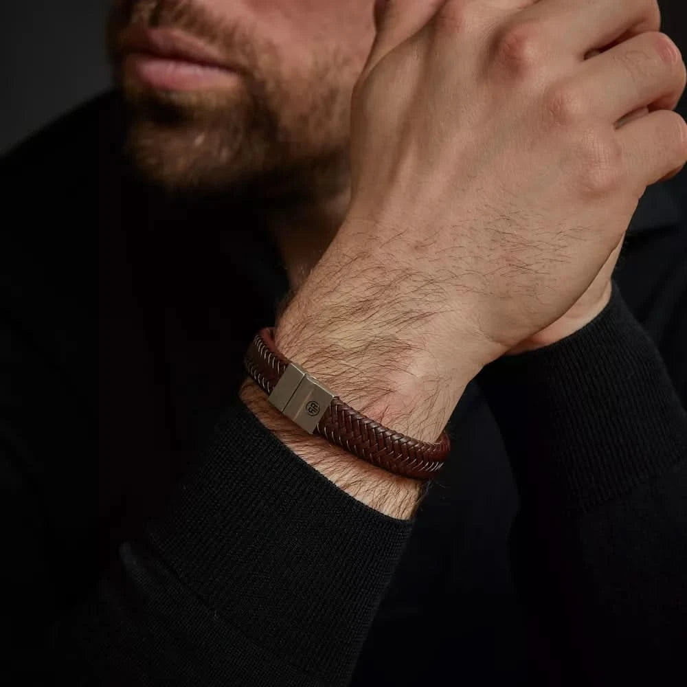 Läderarmband med mörkbrunt flätat mönster och tryckknäppning