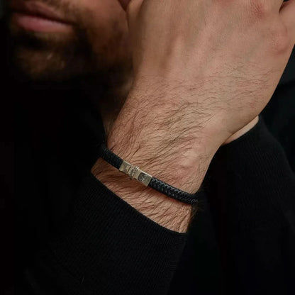 Svart läderarmband på handleden med silverspänne, Rebel&Rose