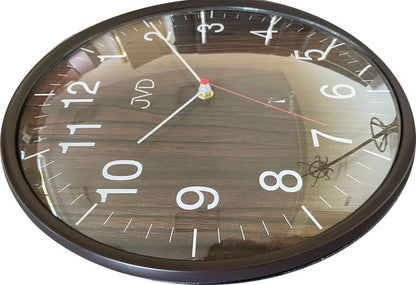 Rund väggklocka med träådring, mörk kant, siffrorna 1–12, röda och vita visare, JVD