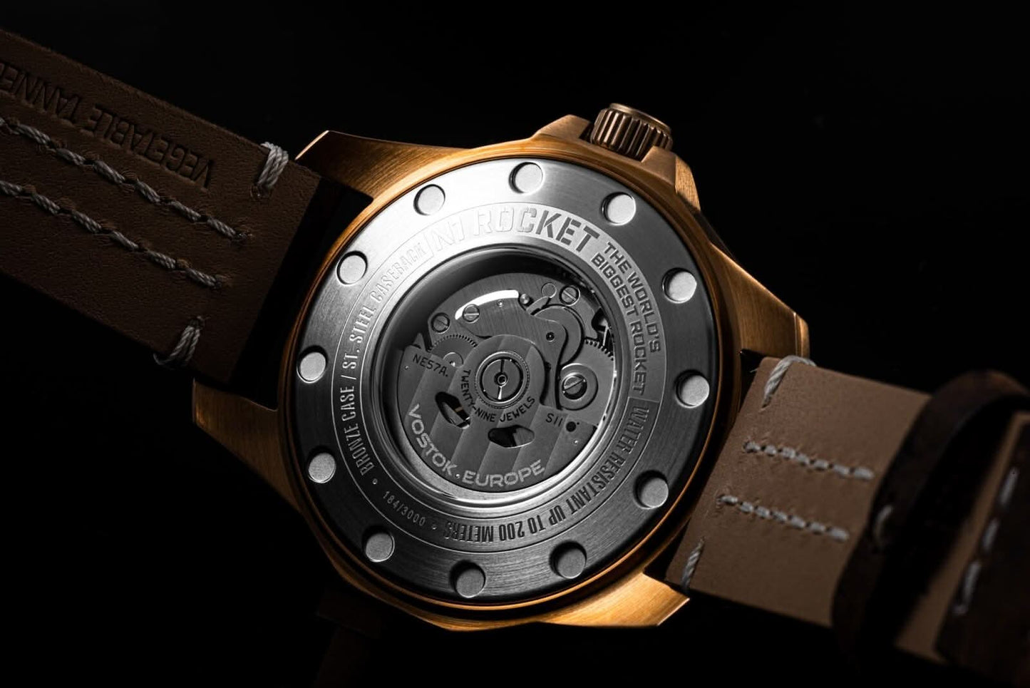 Vostok Europe herrur: Baksida med synligt urverk och brunt läderband