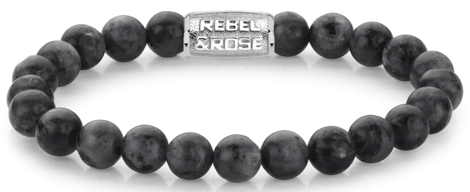 Armband av grå larvikitstenar med en rostfri stålplakett märkt ”REBEL&ROSE”