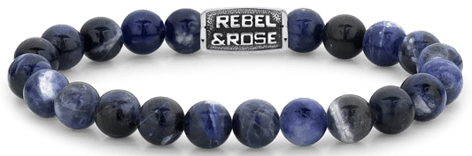 Sodalitarmband med 8 mm pärlor och metallspänne, Rebel & Rose-logotyp på spännet