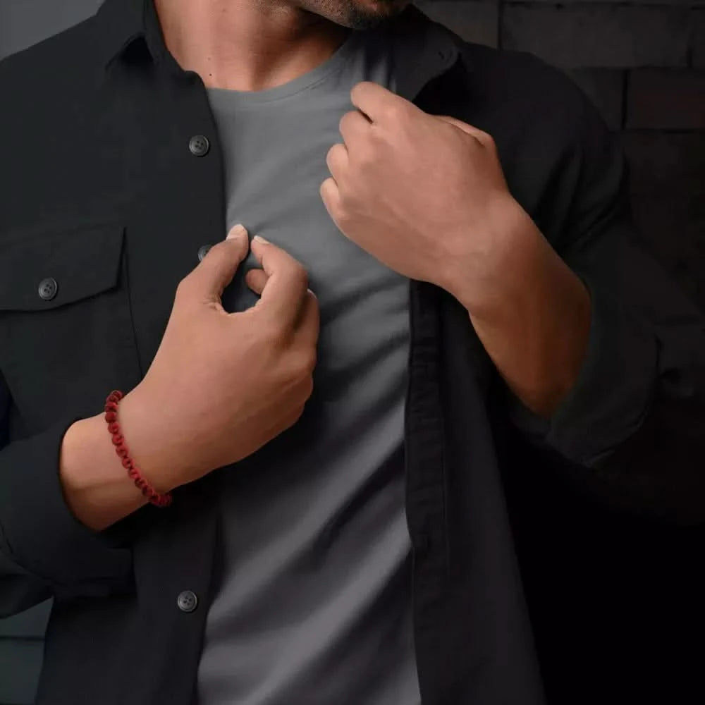Rotes Perlenarmband am Handgelenk aus Edelsteinperlen