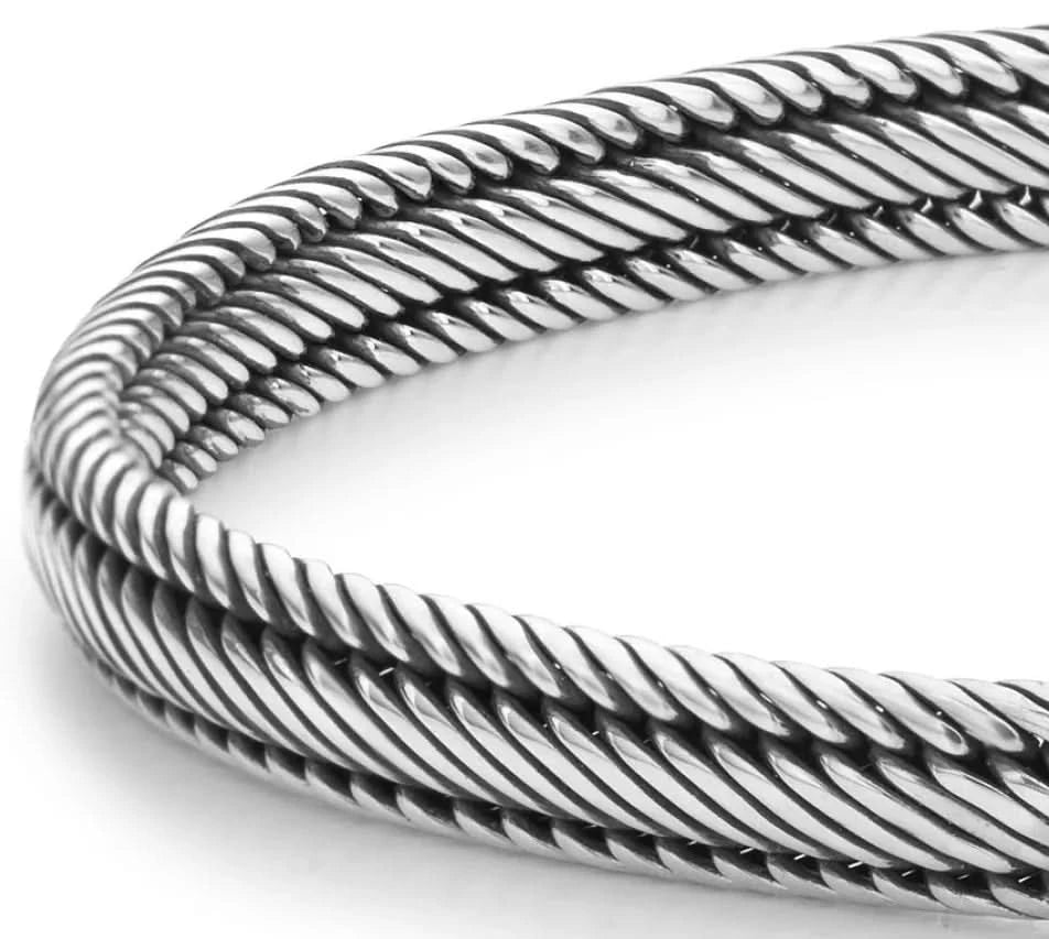 Silverfärgat flätat armband med tvinnat mönster, rund snodd