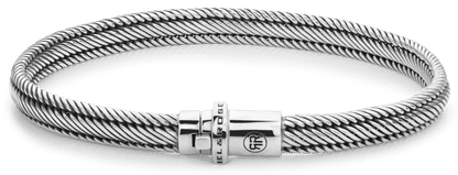 Silverfärgat 6 mm armband med flätad snodd och insticksspänne med logotyp