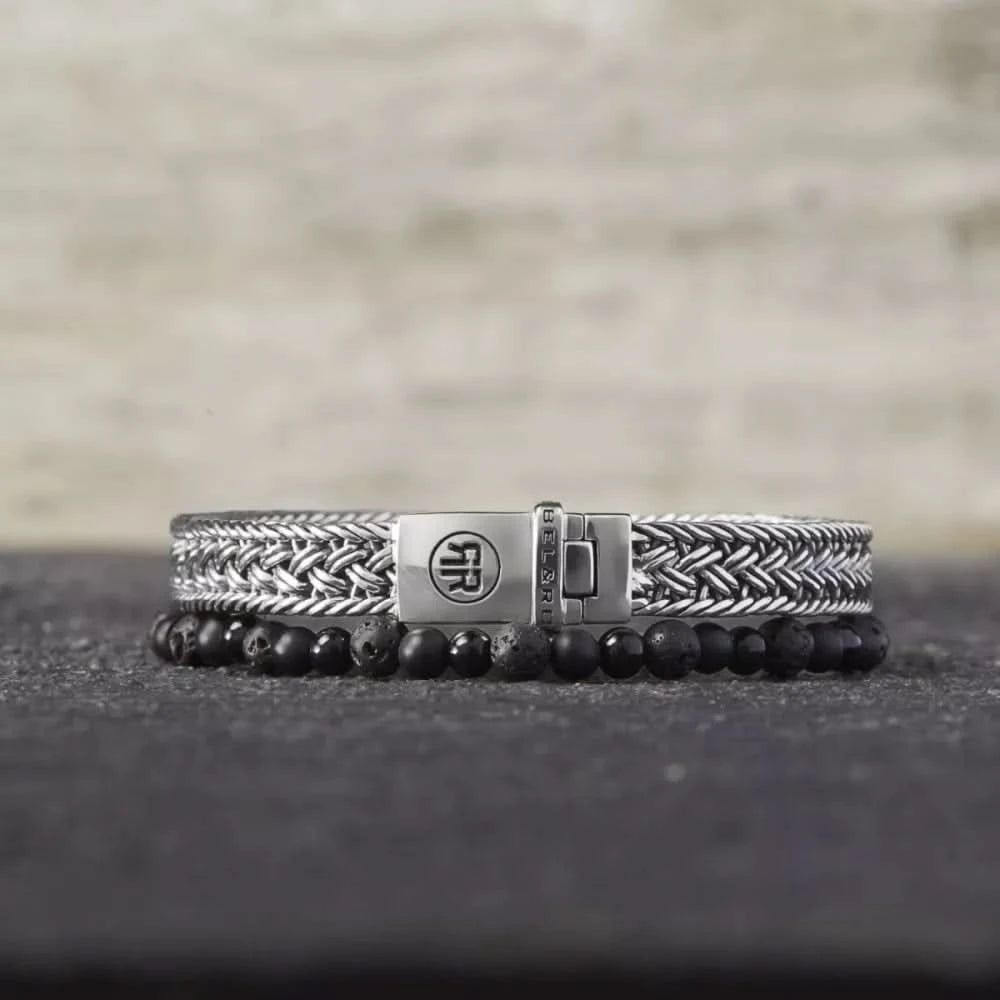 Silverfärgat armband med flätat band, Rebel&Rose-lås och svarta pärlor