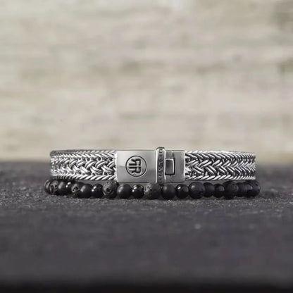 Silverfärgat armband med flätat band, Rebel&Rose-lås och svarta pärlor
