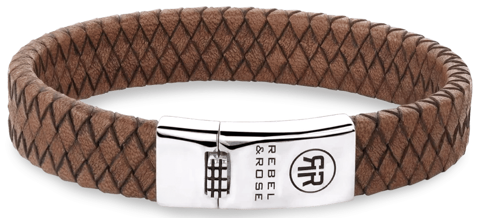 Armband i flätat brunt läder med silverfärgat spänne och prägling
