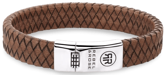 Armband i flätat brunt läder med silverfärgat spänne och prägling