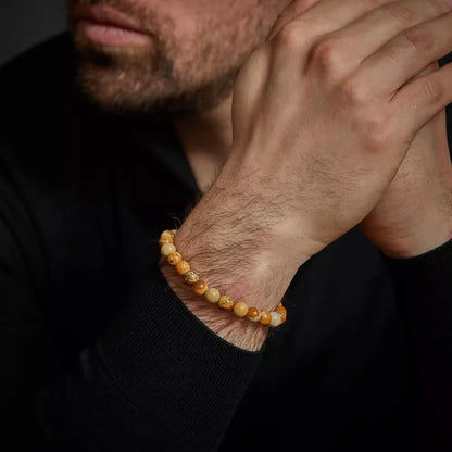 Jaspisarmband med runda gulbruna pärlor och lås på handleden