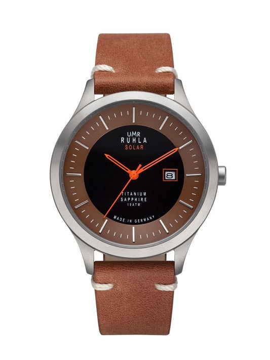 UMR Ruhla solardriven armbandsur med brunt läderband, runt boett och orangea visare
