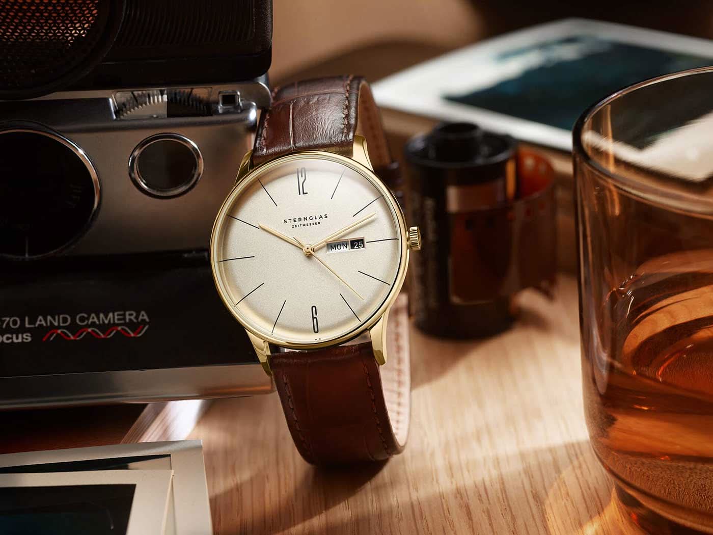 Unisexklocka med beige urtavla och brunt läderarmband, tydliga visare