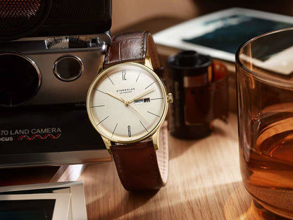 Unisexklocka med beige urtavla och brunt läderarmband, tydliga visare