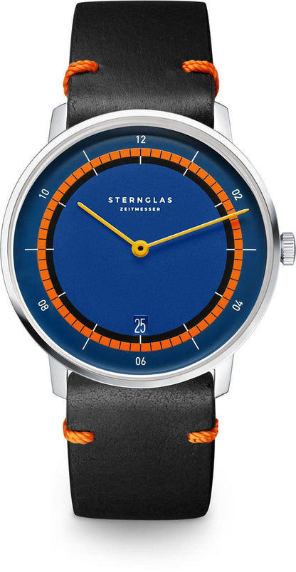 Herrklocka med blå urtavla, orange indexmarkeringar och svart läderarmband