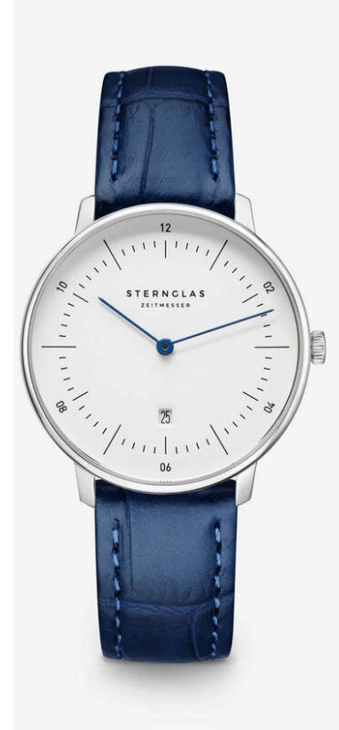 STERNGLAS damklocka med rund silverfärgad boett, blått läderarmband och vit urtavla.