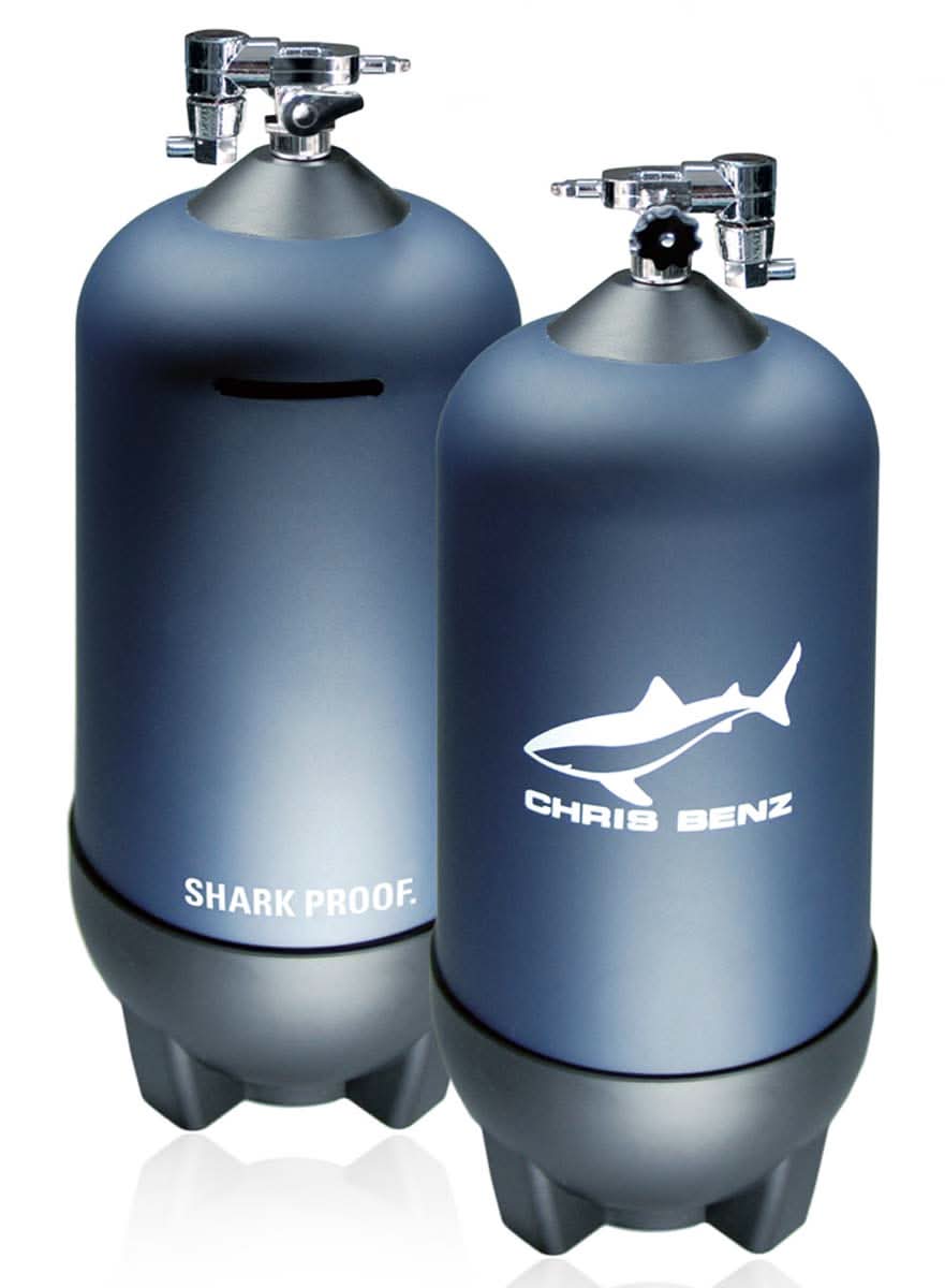Ett par dykflaskor i blågrått med ventiler och logotypen "Chris Benz"