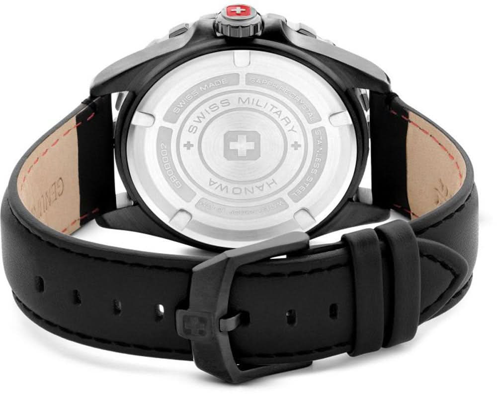 Baksidan av en herrklocka med svart läderarmband och boettlock i metall med SWISS MILITARY-logotyp