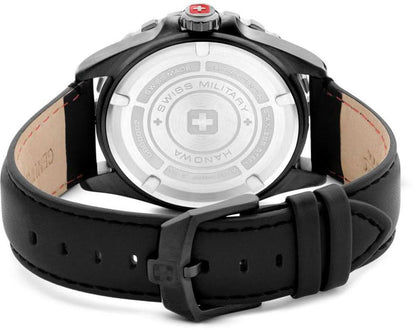 Baksidan av en herrklocka med svart läderarmband och boettlock i metall med SWISS MILITARY-logotyp