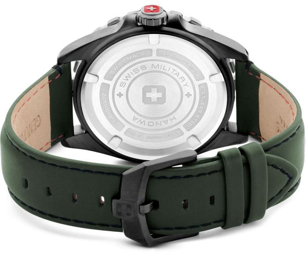 Herrklocka med silverfärgad boett och grönt läderarmband (bakifrån)
