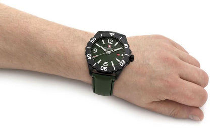Herrklocka på handleden med grönt läderarmband, svart urtavla och siffror