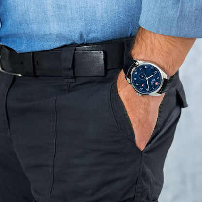 Herrklocka på handleden med svart läderarmband och blå urtavla