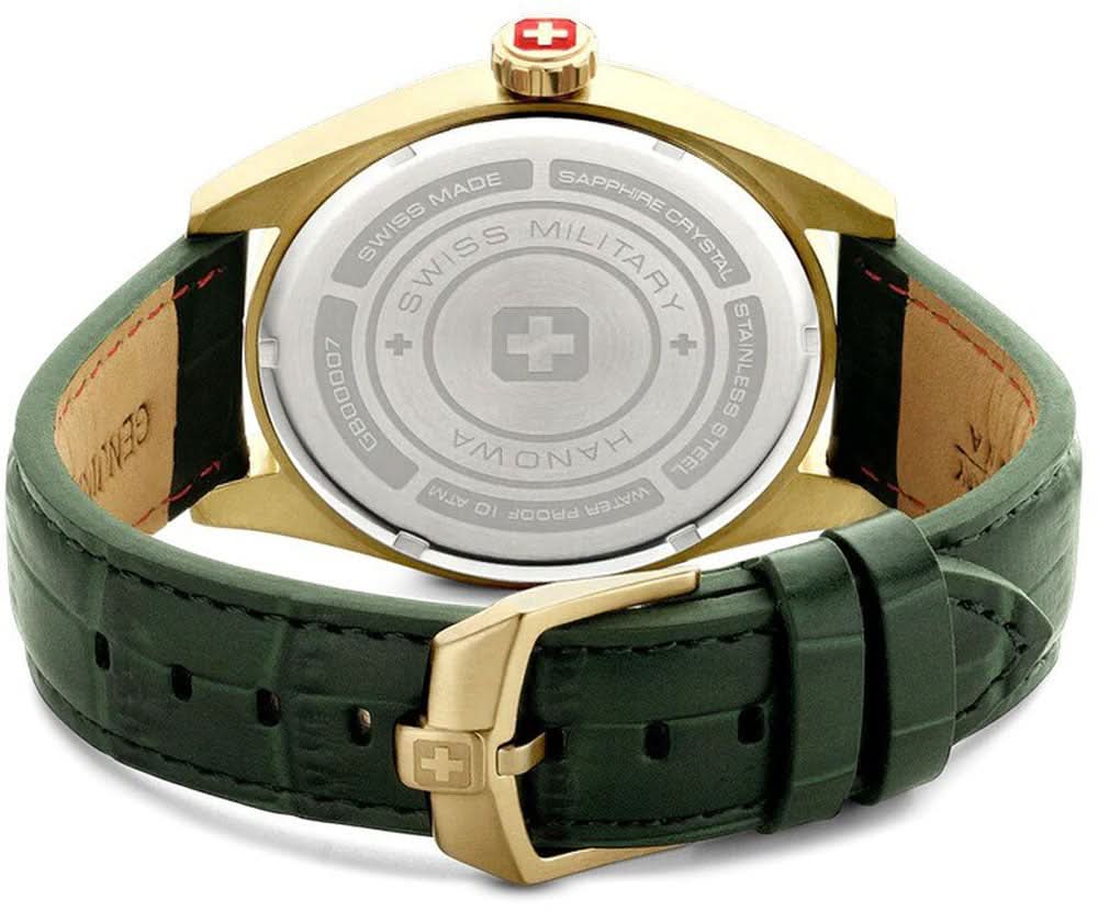 Herrklocka sedd bakifrån: silverfärgat hölje med gravyr och grönt läderarmband