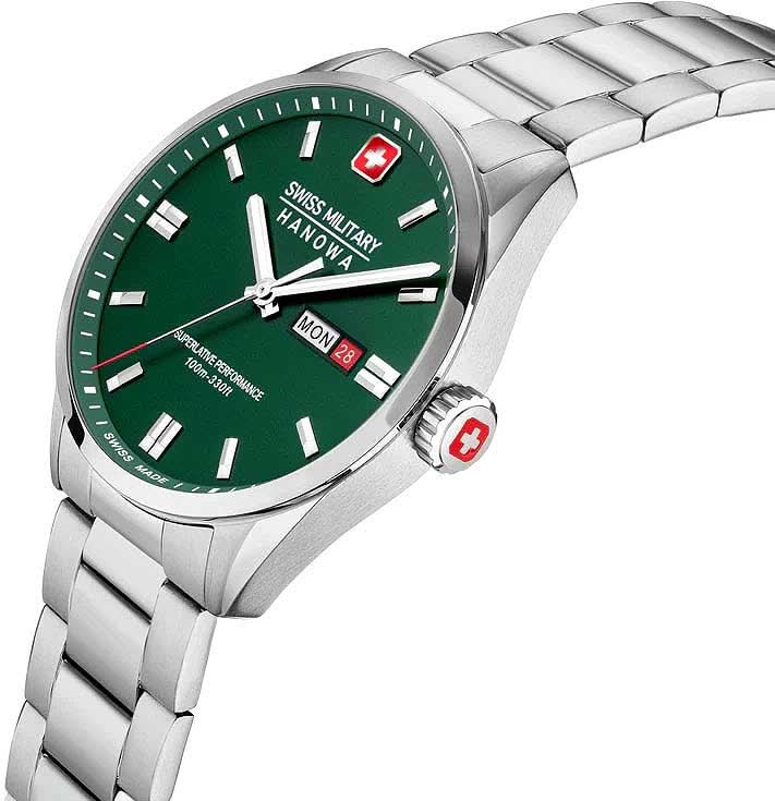 Vinklad vy: Herrarmbandsur med grön urtavla, armband i rostfritt stål och krona med röd emblem